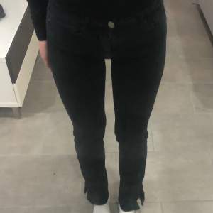 Svarta fina jeans med slits längst ner. Säljer dom efter som dom blivit för korta för mig som är 164 cm endast att höra av sig för fler bilder eller info :) 