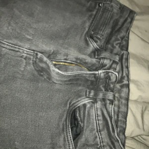 Fina  - Hål i jeansen på knäna fina många har såna 