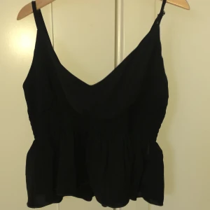 Fint linne - Jätte gulligt svart linne. Använd 2 gånger då den inte passar mig riktigt. Jätte fin till sommaren 