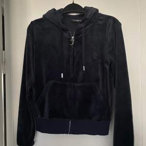 Jättesnygg hoodie från Juicy couture!💕Knappt använd. Säljer den eftersom den är för liten för mig i storleken! Färg: mörkblå 