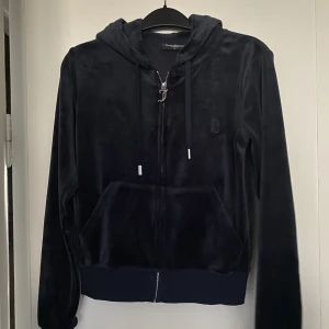 JUICY COUTURE HODDIE! Mörkblå  - Jättesnygg hoodie från Juicy couture!💕Knappt använd. Säljer den eftersom den är för liten för mig i storleken! Färg: mörkblå 