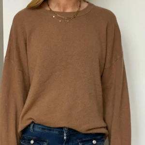 BRUN STICKAD TRÖJA  - BRUN STICKAD TRÖJA 