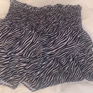 supergullig zebramönstrad kjol från gina tricot💞 är från barnavdelningen på strl 158-164! Funkar lågmidjad och högmidjad. Möts endast upp just nu❤️