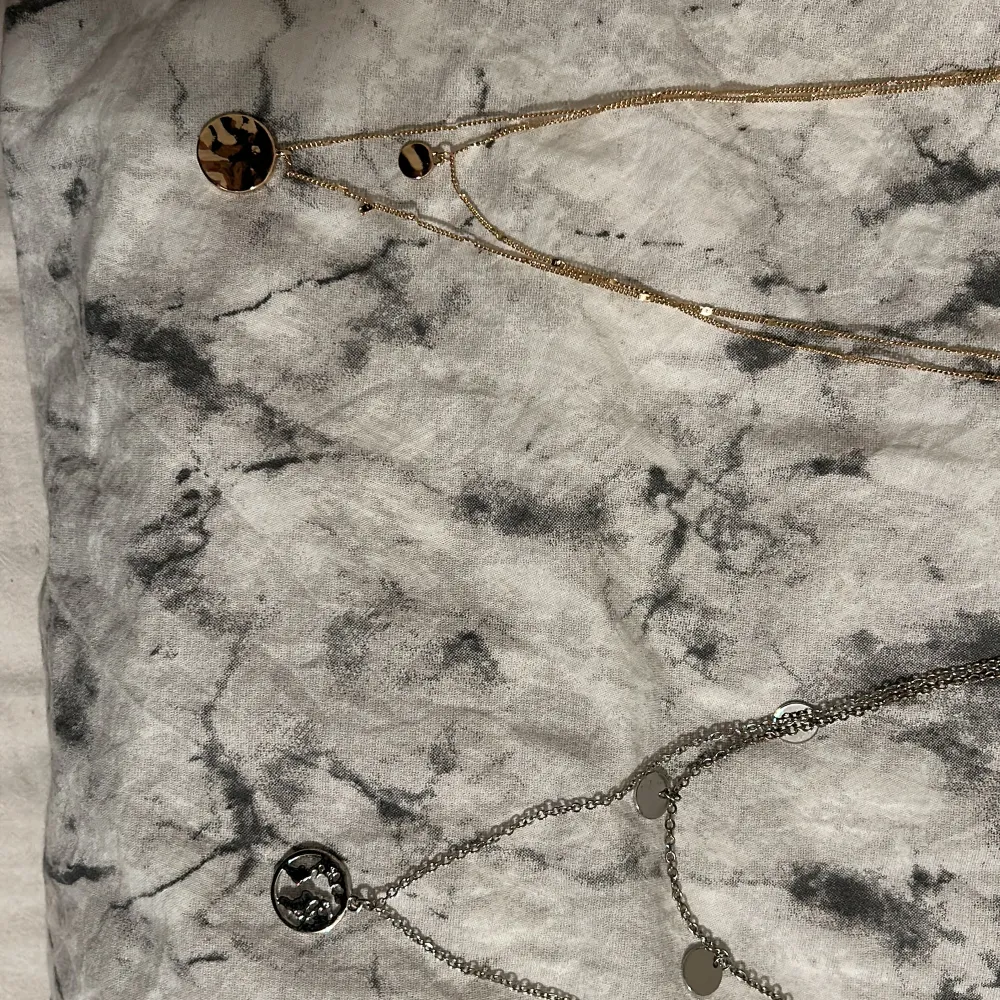 Säljer 2 stycken jättefina halsband som aldrig är använda❤️ 1 av dom: 100 kr. Original pris: 120 Båda: 170kr. Original pris för båda tillsammans: 240 . Accessoarer.