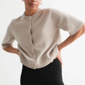 & other stories beige trekvartsärmad ullkofta  - Intressekoll på denna fina ullkoftan från & other stories. Helt ny och oanvänd då den är något stor för mig. 🤍