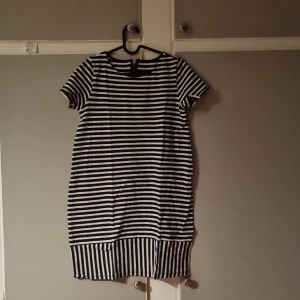 Randin klänning - Navy och vit randig klänning till salu :) 