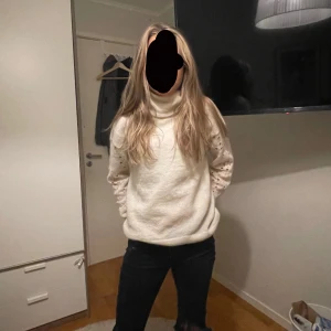 Otherstories  - Fin alpacka blend polo tröja ifrån otherstories. Inte använd bra skick inga defekter! Be ej om fler bilder. 