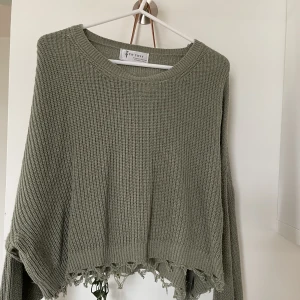 Stickad tröja  - (Ett hål vid axeln ungefär) Lite kortare i magen. Säljs för den inte passade mig! Detaljer längst ner på ärmarna och vid tröjans slut. Köpt för 400 kr, använd 1 gång.