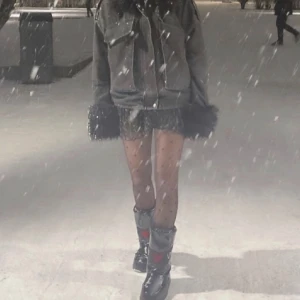 Populär jeans jacka med päls - Hörni jag säljer nu denna sjukt snygga jeans jacka med päls detaljer som går att ta av och på. Väldigt trendig och fin men kommer inte till användning hos mig :( 💕🔥🛍️💛⭐️