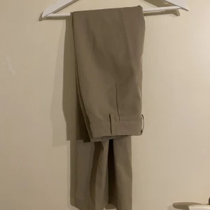 Kostymbyxor  - Säljer dessa jättefina kostymbyxor från Bik bok i storlek 34. Säljer då de har blivit försmå för mig 🤎🤎