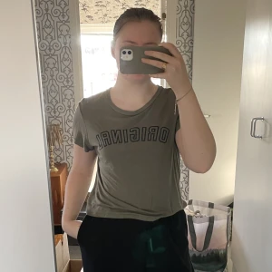 Grön t-shirt - Grön t-shirt men lätt och tunt material. Köpt från hm för flera år sen och har inte blivit använd på länge.