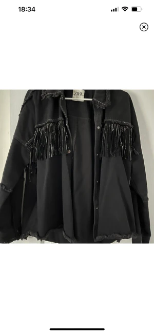 Snygg jacka - Skiiit snygg jacka!!! I Storlek S/M den är från zara (första två bilderna lånade)❤️❤️