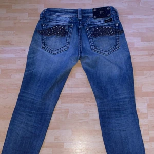 Miss Me Jeans - Dehär lågmidjade jeansen har jag fått begagnade men är fortfarande i bra skick, de har små hål vid knäna men det är inget jag orsakat och vita färg prickar längst ner på byxbenen (skriv och fråga så skickar jag bild), de är storlek 26 och straight leg 💗