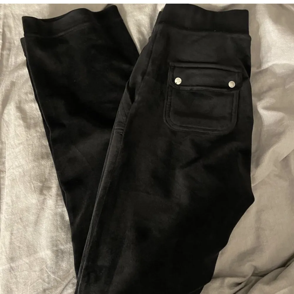 Säljer dessa svarta juice couture byxor då dom ej kommer till användning. Byxorna är i mycket bra skick!! Köparen står för frakten💖. Jeans & Byxor.