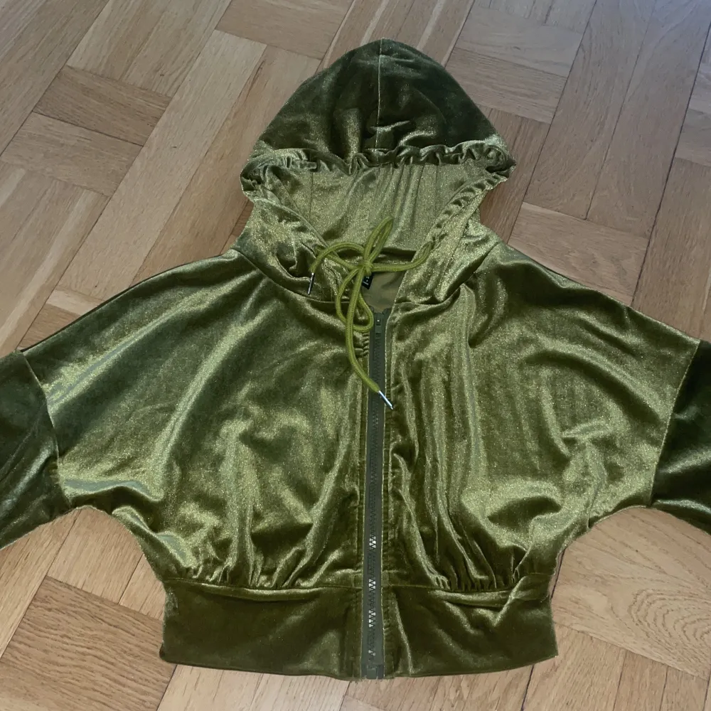 Olivgrön kort velour hoodie med tryck ”baby girl” på ryggen.  200 inklusive frakt!. Tröjor & Koftor.