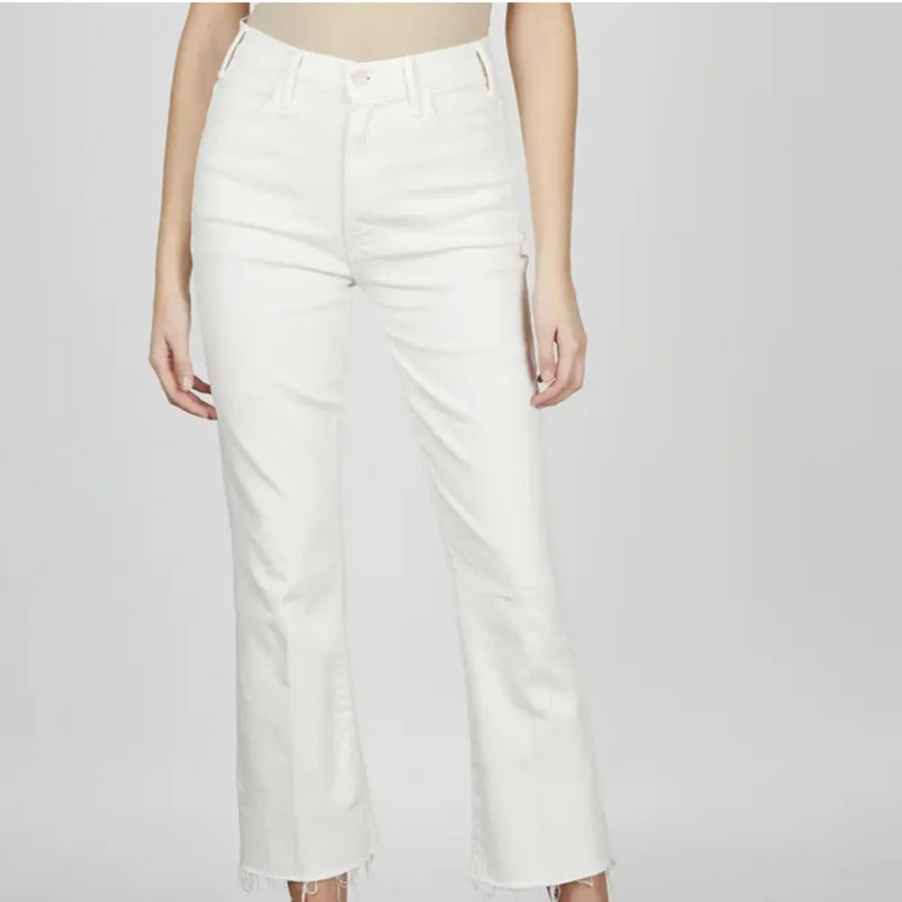 Vita Mother jeans använda 1 gång. Storlek 25. Säljer för 800 kr (nypris 3000). . Jeans & Byxor.