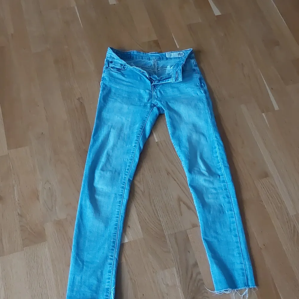 Lågmidjade skinny jeans från lager 157, (äldre modellen) de är avklippta så innerbenslängden är 63cm Inga sprickor i byxorna, används inte längre så det var bättre att sälja de än att slänga👖. Jeans & Byxor.