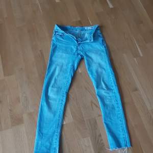 Lågmidjade skinny jeans från lager 157, (äldre modellen) de är avklippta så innerbenslängden är 63cm Inga sprickor i byxorna, används inte längre så det var bättre att sälja de än att slänga👖