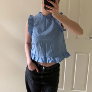 Topp - Gullig blå topp med knappar i ryggen från veromoda i storlek xs. I princip helt oanvänd och i fint skick!✨🤍