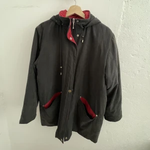 Vårjacka  - Grå/röd vår/höst jacka i gott skick!  