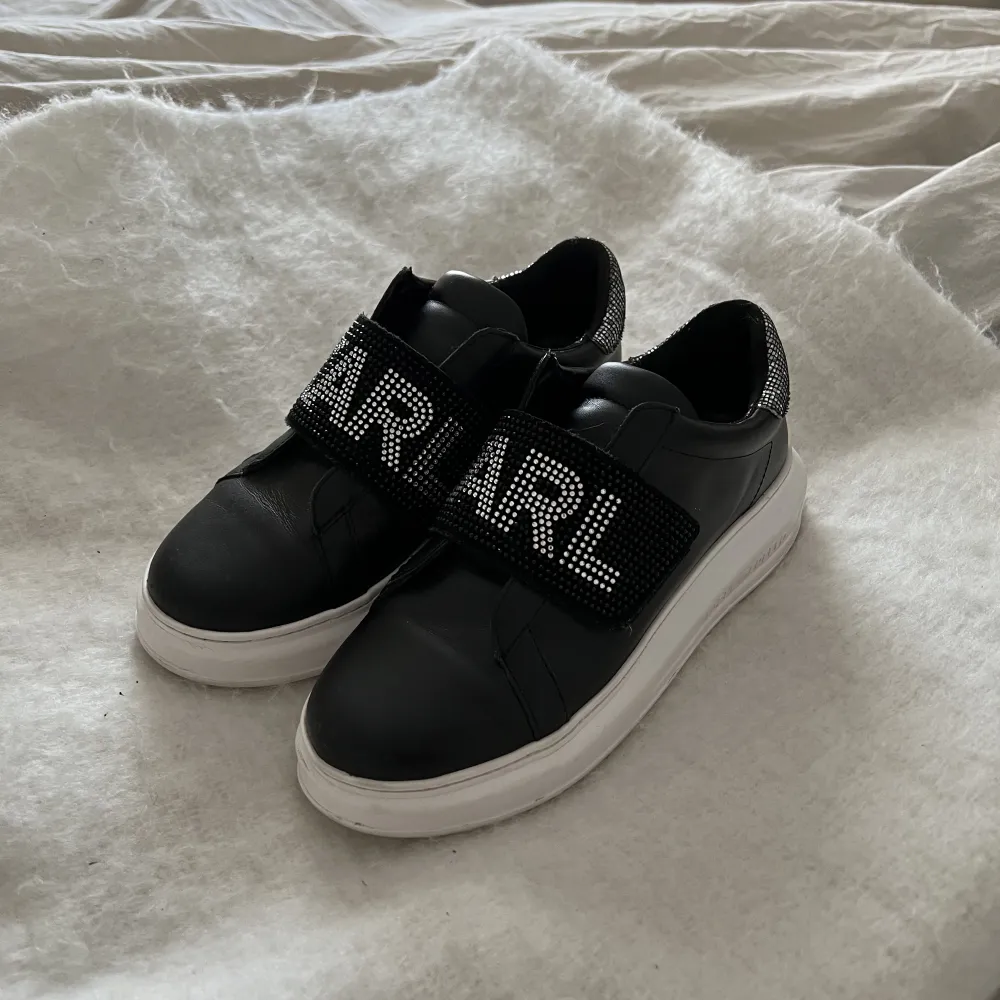 Riktigt snygga Karl Lagerfeld sneakers i stl 38! De har en högre sula vilket är så snyggt och öppnas med kardborreband. De är i jättefint skick. Om man vill kan man få med ett par sulor så passar det någon med stl 37! Nypris ligger på ca 1500kr. Skor.