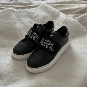Karl Lagerfeld skor - Riktigt snygga Karl Lagerfeld sneakers i stl 38! De har en högre sula vilket är så snyggt och öppnas med kardborreband. De är i jättefint skick. Om man vill kan man få med ett par sulor så passar det någon med stl 37! Nypris ligger på ca 1500kr