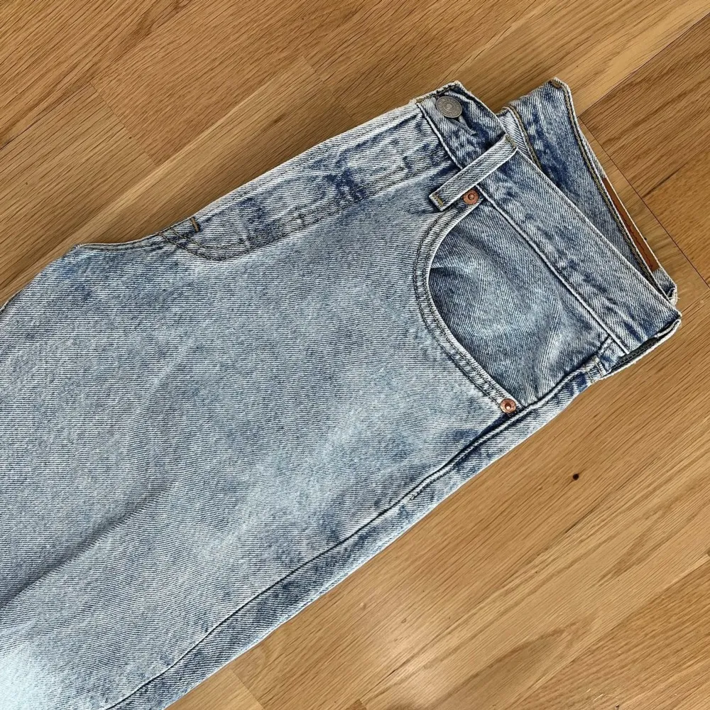 Jeans från levis, modell 501 W:26 L:28 Jeansen är avklippta i benen, jag är 166 lång. . Jeans & Byxor.