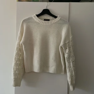 Stickad tröja - Söt stickad tröja med hål i armarna!  Inte använd så mkt