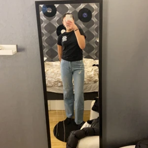 Jeans - Snygga blåa jeans fårn SHEIN! Storlek S,  perfekt i längden på mig som är 166. Oanvända då det inte riktigt är min stil!  Bara att höra av sig om ni har fler frågor! 