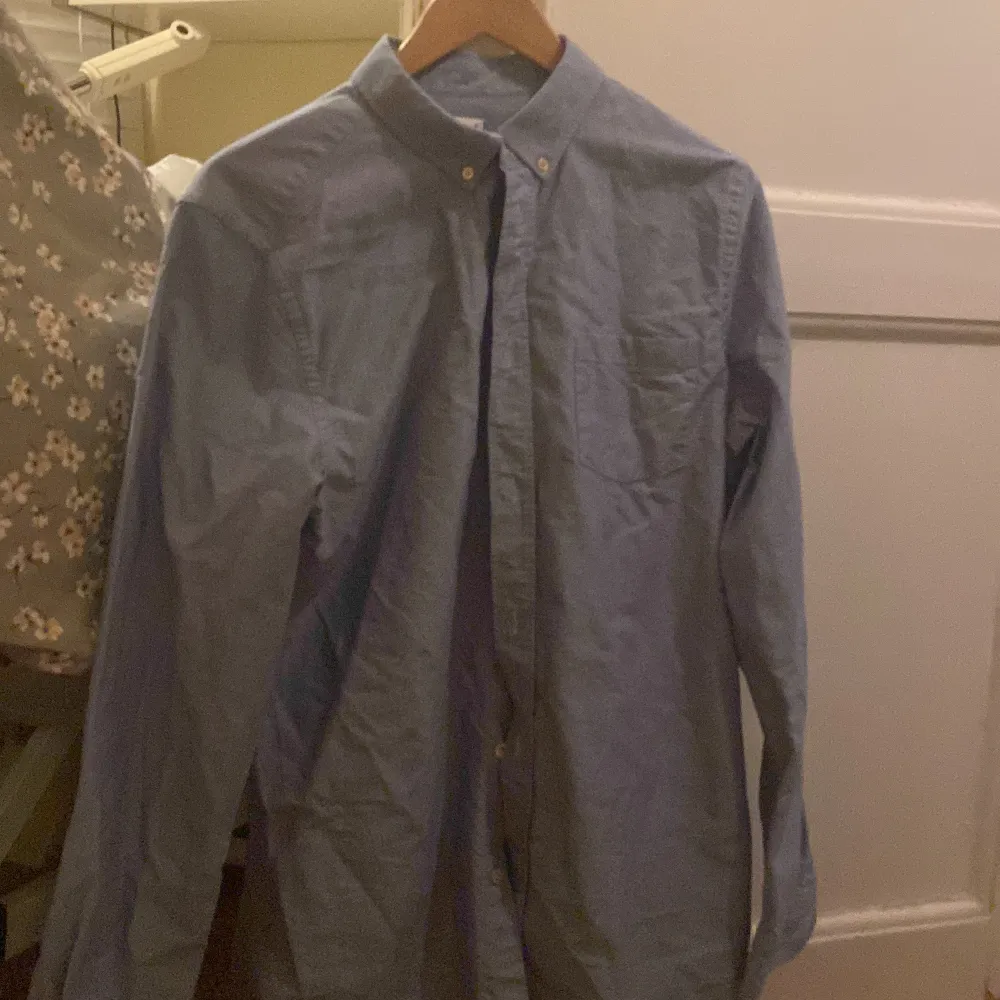 En ljusblå ASKET skjorta I storlek M. Skjortor.