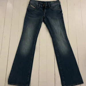 Diesel jeans  - Säljer dessa sjukt snygga diesel jeansen då de är lite försmå för mig tyvärr. Köpta för ca 700kr. Skulle säga att de passar 34/36 och någon mellan 160-170 cm.  Är i toppen skick😍köpare står för frakt! Pris kan diskuteras. 