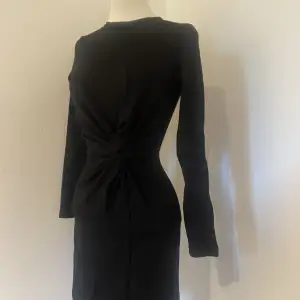 Svart liten klänning från TRF Zara strl M, liknar mer en XS/ S  