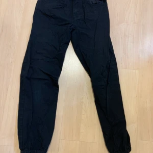 Byxa i storlek 164 - Warp byxa i storlek 164. Använd ett par gånger innan den blev för liten. 