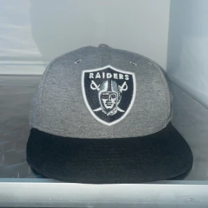 New era keps fitted - New era keps som är i bra skick. Haft kepsen i nån månad bara men knappt använd 