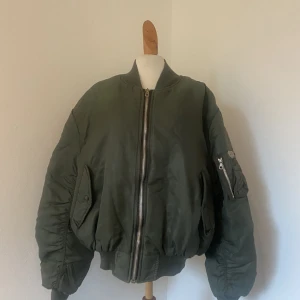 Bomberjacka - Khaki bomberjacka med orange insida. Varm oversized.  S-L