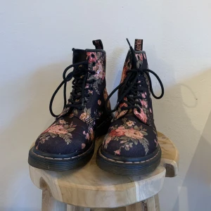 Dr. Martens - Blomstriga Dr.Martens Knappt använda  Strl 38