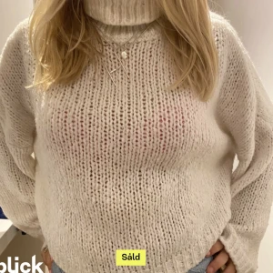 Stickad polo - Vit Stickad polo i bra skick!