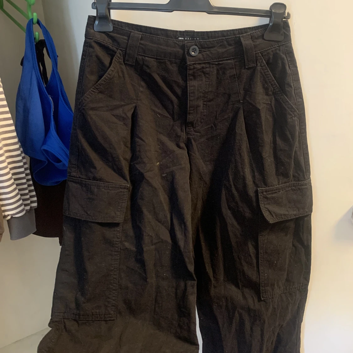 svarta cargo byxor asos