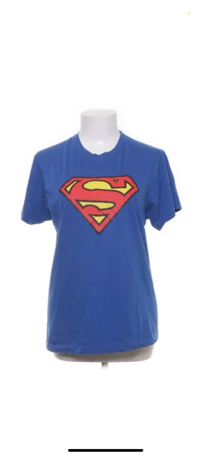 Superman tröja  - Jätte söt tröja som jag köpte för int så länge sen har aldrig använt den. Jag köpte för 150 o säljer nu för 75 inte ink frakt💖