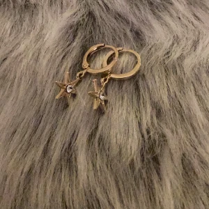 Fina örhängen i guld - Fina örhängen i guld med en diamant i mitten. Aldrig använt och är i nyskick 💗Gillar du de får du gärna höra av dig👍🫶🏻💕