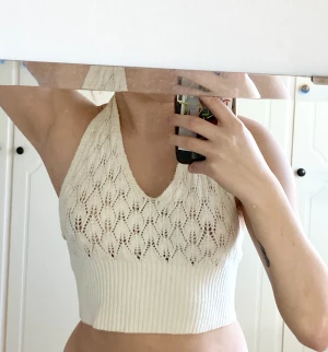 Virkad topp - Ska flytta 20 mars. Det som inte är sålt tills dess kommer jag skänka bort. Därav det billiga priset. Betalning via swish.