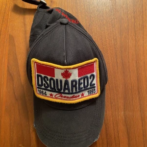 Dsquared2 keps - Säljer min dsquared2 keps  Använt men bra skick 