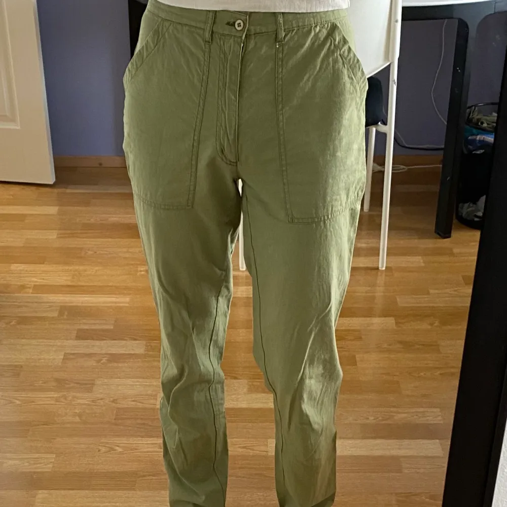 Supersöta pastelgröna byxor i tunt material. Perfekta för sommaren. Är i bra skick.. Jeans & Byxor.
