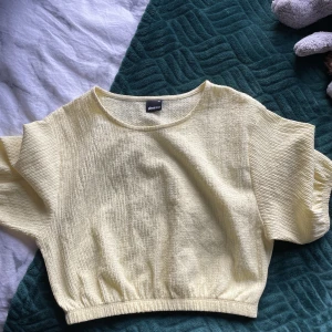 Sommartopp - Riktigt fin topp. Använd 1 gång men kom inte till användning. Så fin ihop med både svart, vitt och blått. Passar perfekt till sommaren