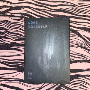 BTS Love Yourself Album i version Y utan kort! Kommer med en Cd-skiva, anteckningsbok som är skriva av medlemmarna(?) och ett skrivbords-stand av alla medlemmarna☺️ 