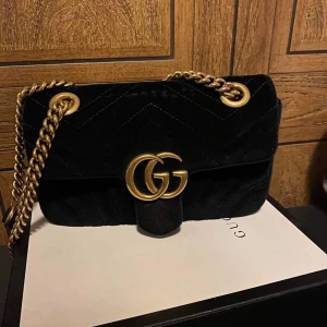 gucci väska  - Gucci väska, knappt använd i jätte fint skick. Finns fler bilder för de som är intresserade.