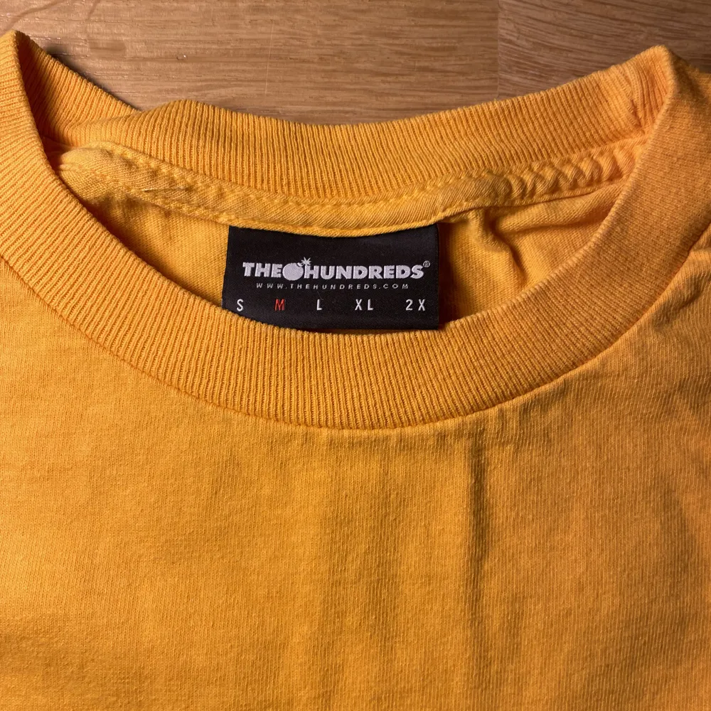En nästan helt oanvänd the hundreds tröja har änvänt fåtal gånger bra skick inga fläckar eller märken. Vid frågor tveka inte att kontakta!. T-shirts.