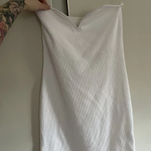 Ärmlös klänning - Bygel över brösten