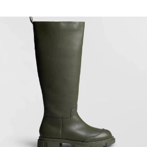 Gröna stövlar - Snygga gröna stövlar från Gina tricot. Jag har vanligtvis storlek 38 men dessa passar även mig bra💚