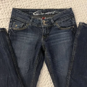Blåa jeans  - Intresse koll på dessa lågmidjade jeansen från esprit! 